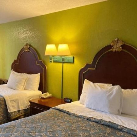 ทราเวลลอดจ์ บาย วินด์แฮม เซลเลอร์สเบิร์ก / หลุยส์วิลล์ นอร์ท Hotel Sellersburg ภายนอก รูปภาพ