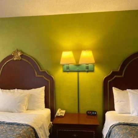 ทราเวลลอดจ์ บาย วินด์แฮม เซลเลอร์สเบิร์ก / หลุยส์วิลล์ นอร์ท Hotel Sellersburg ภายนอก รูปภาพ