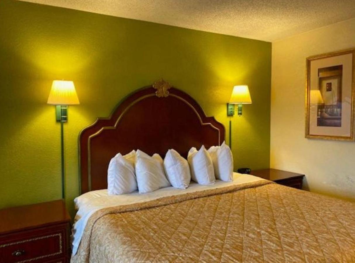 ทราเวลลอดจ์ บาย วินด์แฮม เซลเลอร์สเบิร์ก / หลุยส์วิลล์ นอร์ท Hotel Sellersburg ภายนอก รูปภาพ