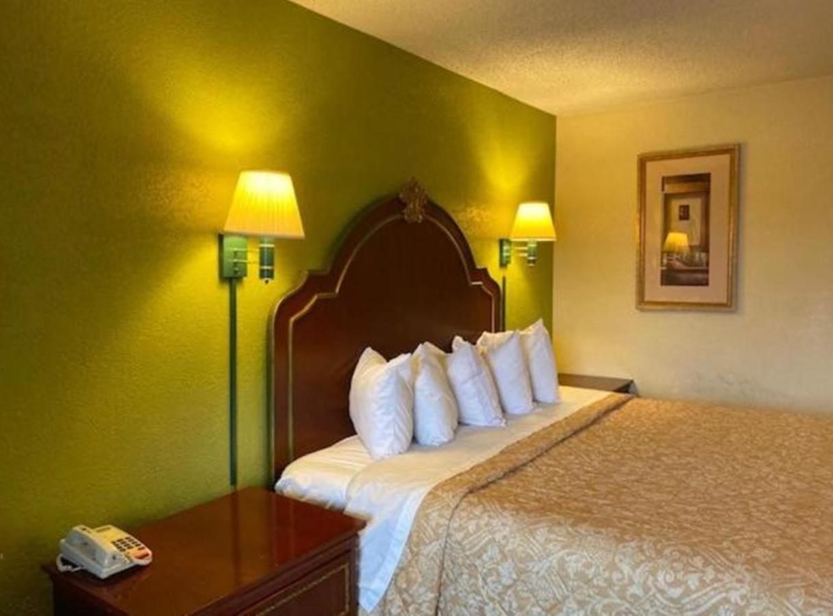 ทราเวลลอดจ์ บาย วินด์แฮม เซลเลอร์สเบิร์ก / หลุยส์วิลล์ นอร์ท Hotel Sellersburg ภายนอก รูปภาพ